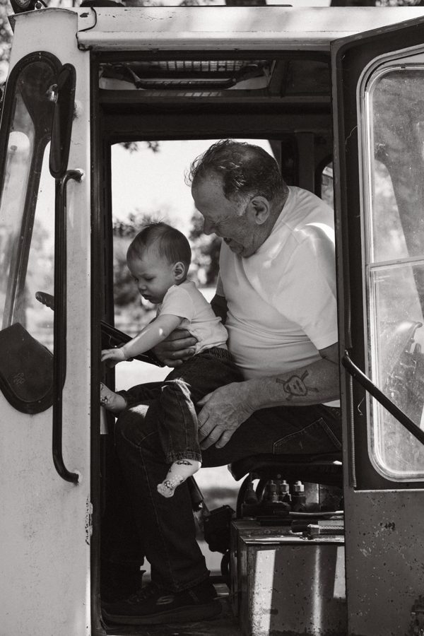 Opa met kleinkind in de tractor
