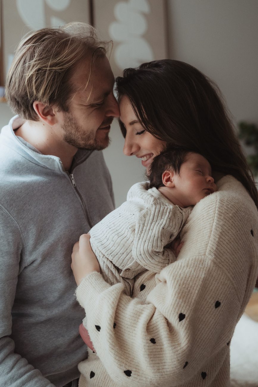 Ouders koesteren hun pasgeboren baby