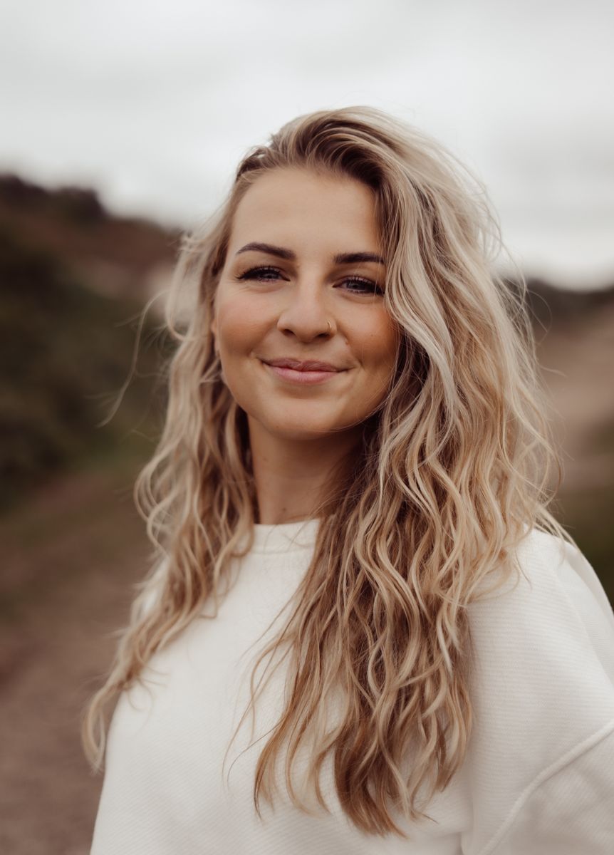 Michelle van The Pure Story Photography in de duinen bij Castricum